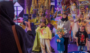 Para pengunjung berfoto bersama peserta parade seni dan budaya yang tampil dalam peluncuran Karisma Event Nusantara (KEN) 2024 di Taman Mini Indonesia Indah