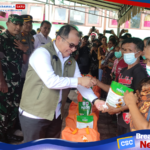 Pemberian bantuan kepada warga yang terdampak erupsi